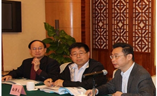 广州市市长温国辉（时任广东国资委主任）（右一）、时任中央政策研究室经济局局长白津夫（中）出席专家评审会