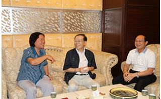 原广东省省长卢瑞华（中）、原广东省人大主任张帼英（左）与时任会长陈善如（右）亲切交流