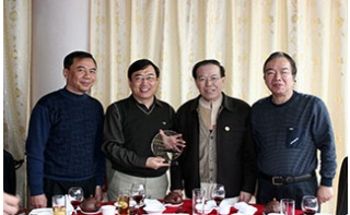 原广东省省长卢瑞华（左三）祝贺我协会名誉会长复旦大学校长许宁生（左二）获得中国科学院院士称号