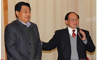 原中纪委、中组部副部级巡视专员吴振均（左一）成为协会高级顾问